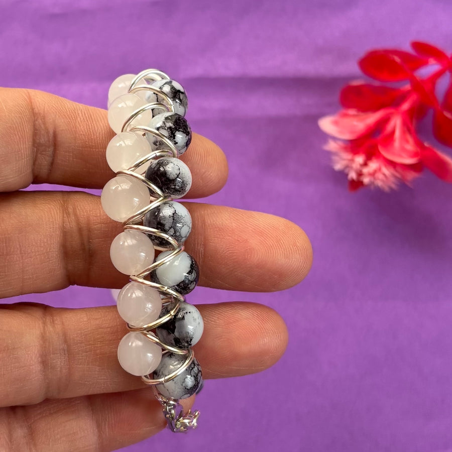 Creamy white -grey beaded bracelet