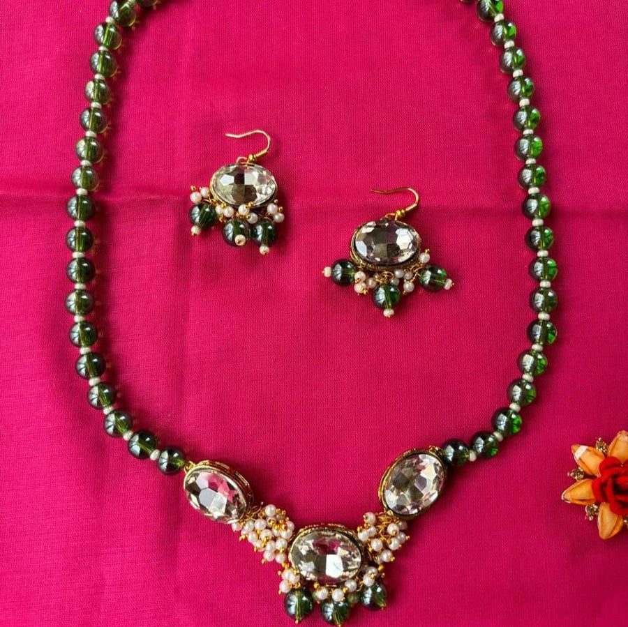 Green Glass bead necklace with  glass kundan  pendent